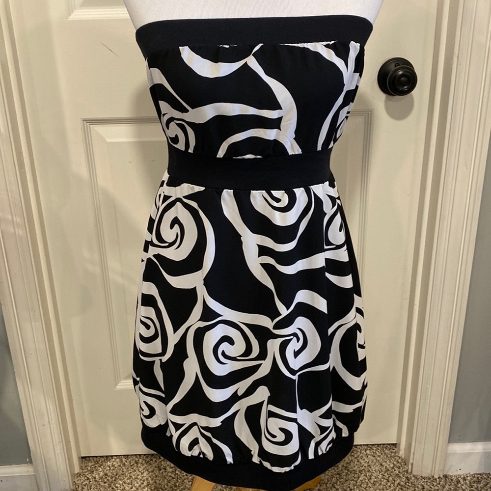 Old navy strapless dress with flower design